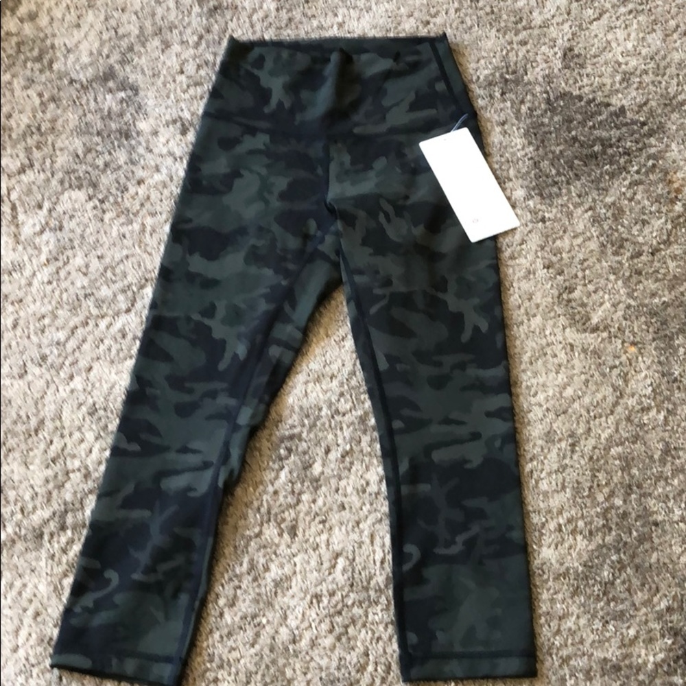 Lululemon wunder under crop HR 21”. ‘F